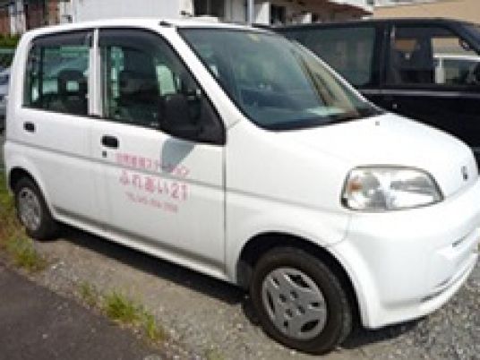 白基調の送迎車両