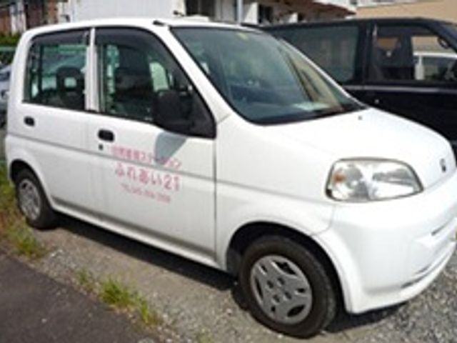 白基調の送迎車両 安心の送迎サービスがあり、日々の移動も支援されています。快適な乗り心地と安全運転に配慮した車両です。