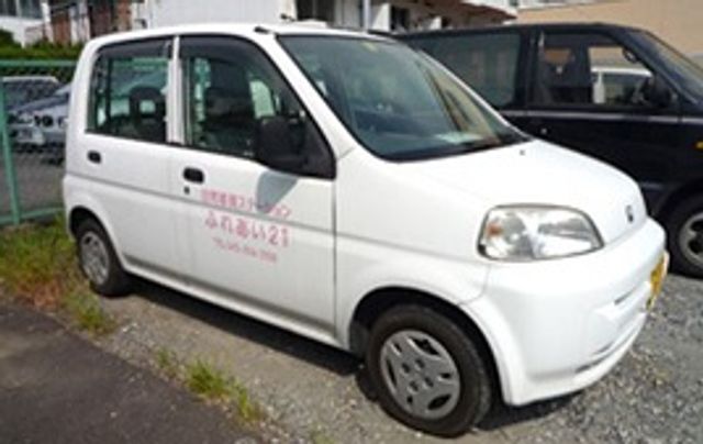 白基調の送迎車両