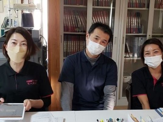 スタッフが並ぶ面談机  