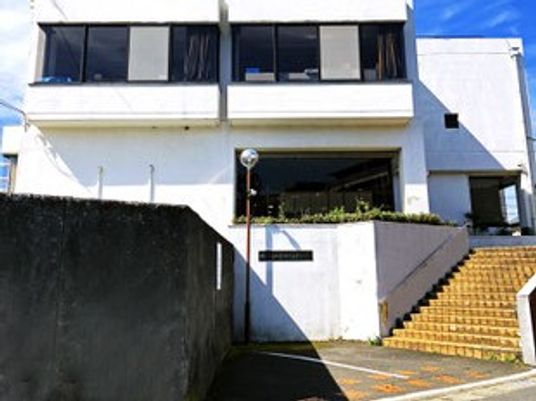 白い建物の外観  