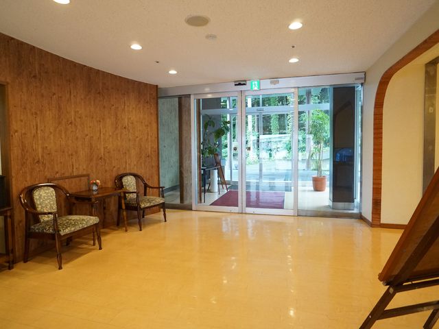 明るいエントランス 玄関 開放感あるエントランスが迎えてくれます。清潔感のある空間で心地よい時間を過ごせそうです。