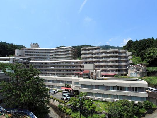 緑に囲まれた建物外観