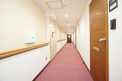 廊下の明るいイメージ