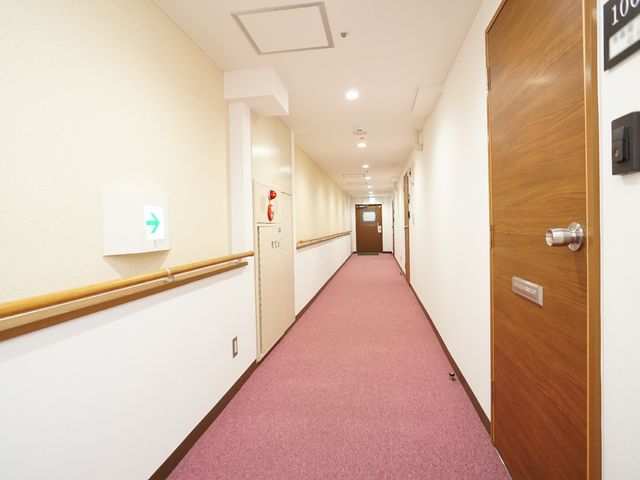 廊下の明るいイメージ 廊下 手すり付きの廊下は清潔感があり、安全に配慮された造りです。
