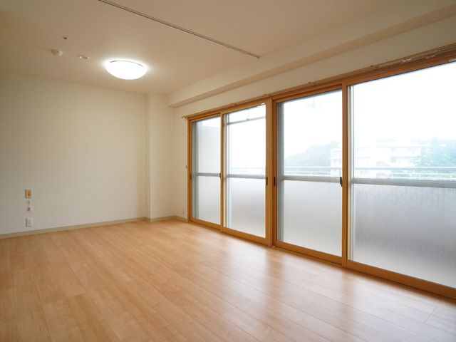 明るく広々とした居室 居室 ゆったりとした空間に大きな窓があり、明るい雰囲気が漂います。自分らしい生活をイメージしやすい部屋です。