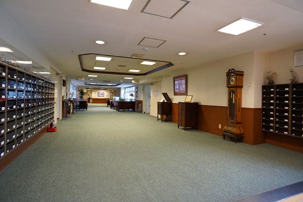 広々した廊下の風景
