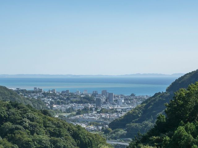緑豊かな丘の景観 施設周辺 緑溢れる高台からの眺望が自慢です。心地良い環境でのびのびと過ごせます。
