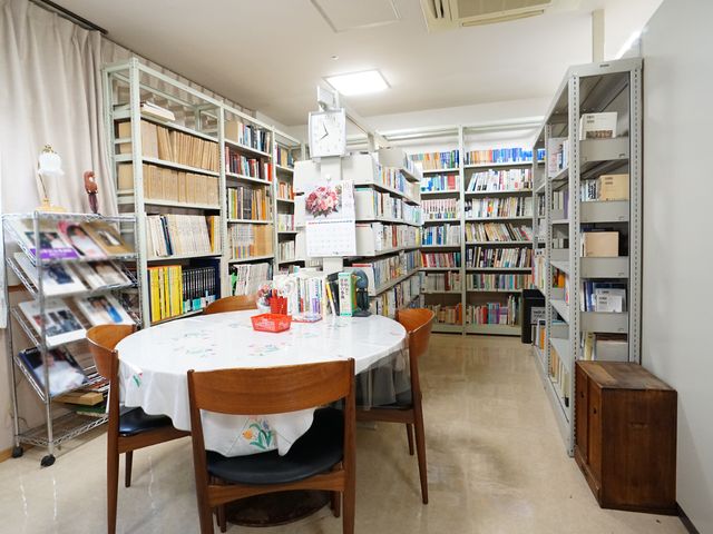 多目的スペース 共有スペース 豊富な本が並ぶ落ち着いた環境で、心地よい読書時間を楽しめます。