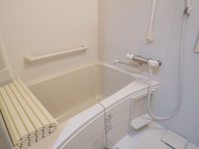 バリアフリー浴室設備 浴室 手すり完備で安全に配慮された浴室です。清潔感あふれる空間が保たれています。