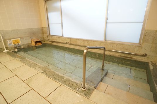 手すり付きの浴槽