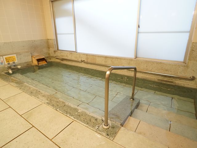 手すり付きの浴槽 浴室 清潔感あふれる空間で、ゆったりとした入浴ができます。安全に配慮した手すりが設置されております。