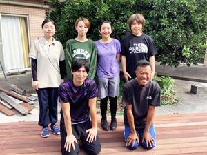 屋外で並ぶスタッフたち  