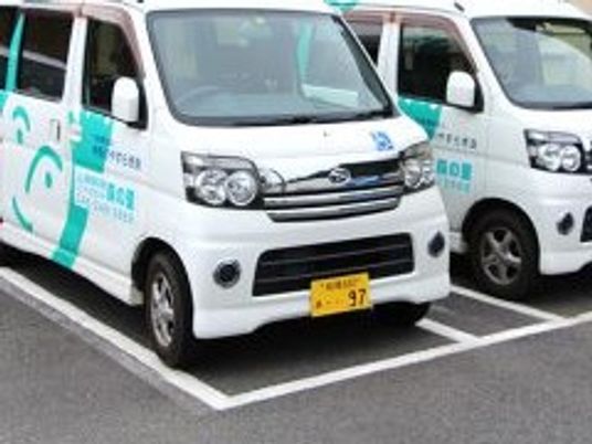 送迎車が並ぶ外観  