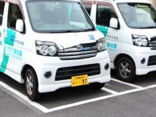 送迎車が並ぶ外観  