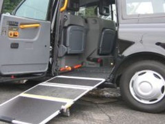 車椅子用リフト付き送迎車外観  