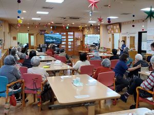 スタッフが働く明るい食堂