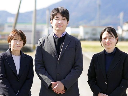スタッフ3人の外観  