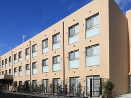 明るい外壁の建物