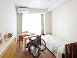 車椅子付きの明るい居室