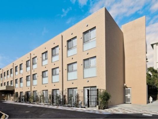 明るい建物の外観