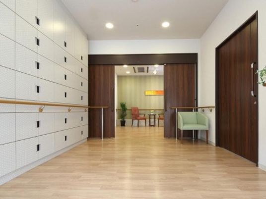 温もりある明るい廊下