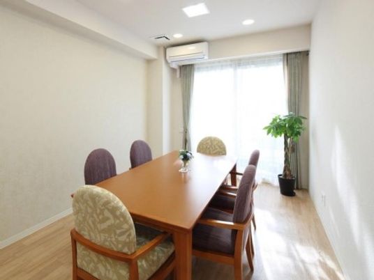 会議テーブルのある部屋