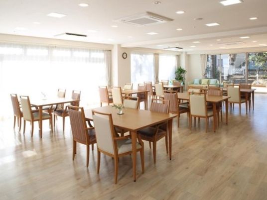 広々とした明るい食堂