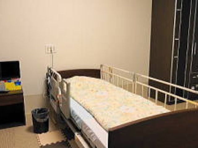 リラックスできる居室 居室 リラックスできるベッドとシンプルな家具が整った居室で、快適な生活環境を提供します。