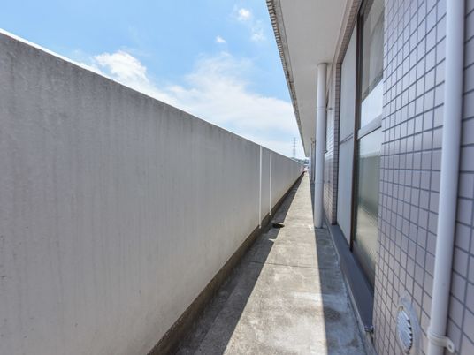 長い廊下が続く建物外観