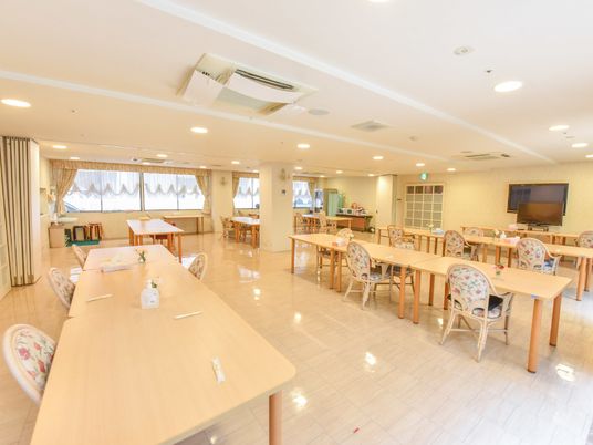 広々とした明るい食堂