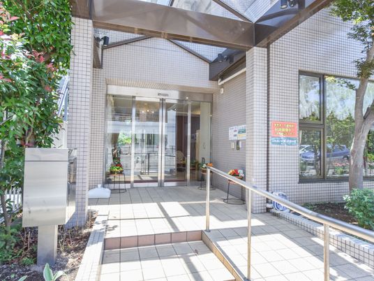 入口前の明るい通路