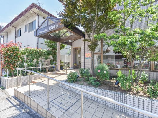 植栽に囲まれたエントランス