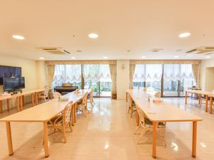 共用食堂の明るい空間