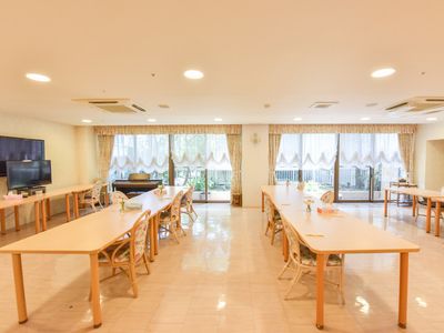 共用食堂の明るい空間