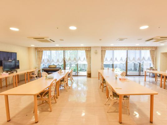 共用食堂の明るい空間