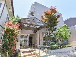 明るい日差しのエントランス