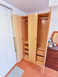 開いた木製クローゼット