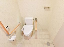 手すり付きの清潔なトイレ