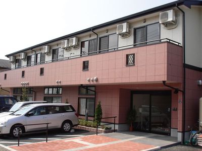 明るい入口の外観