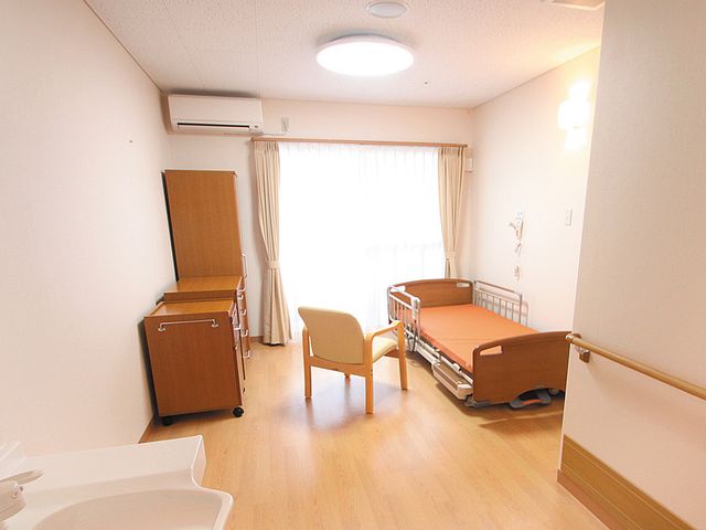 広々とした居室 居室 自然光が差し込む居室で、明るく快適に過ごせます。必要な設備も整っています。