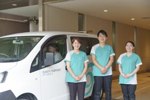 スタッフと車の外観