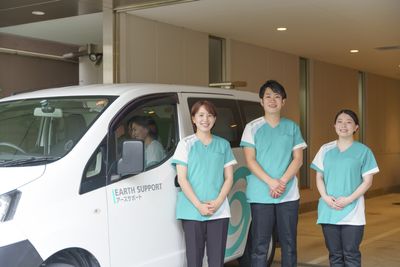 スタッフと車の外観