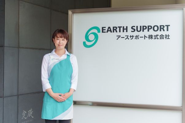 看板の前のスタッフ