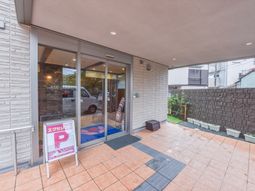 エントランス外観と駐車場標示
