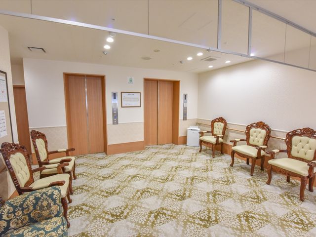快適なロビー空間 談話室 ゆとりあるロビーには、上質な椅子が並び、心地よい待合せやひと時を過ごせます。エレヴェーターホールへのアクセスも良好です。