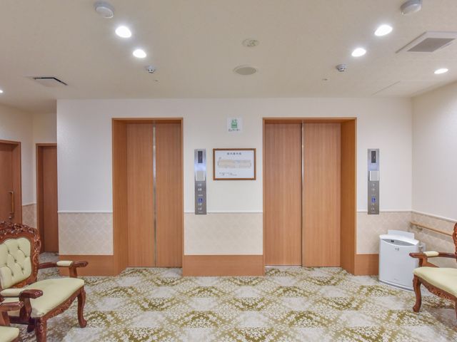 廊下の片引き戸 エレベータ 清潔感のある廊下の片引き戸は、利便性を考慮して設計されており、安心して働ける環境が整っています。
