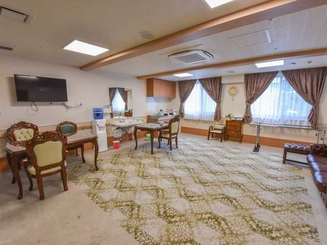 明るく広々とした共有スペース 食堂・機能訓練室 ゆったりとした椅子が並ぶ共有スペースです。天井が高く、落ち着いた雰囲気でお茶や読書などを楽しむことができます。