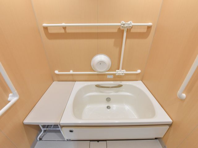 手すり付き洗面台 浴室 手すりが設置された安全な洗面スペースです。日々のご利用に安心とサポートを提供します。