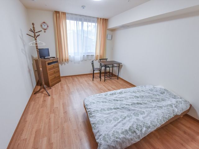 居心地の良い洋室 居室 ゆったりとした広さのある居心地の良い部屋です。日々の生活に必要な家具が整っており、落ち着いた空間で過ごせます。